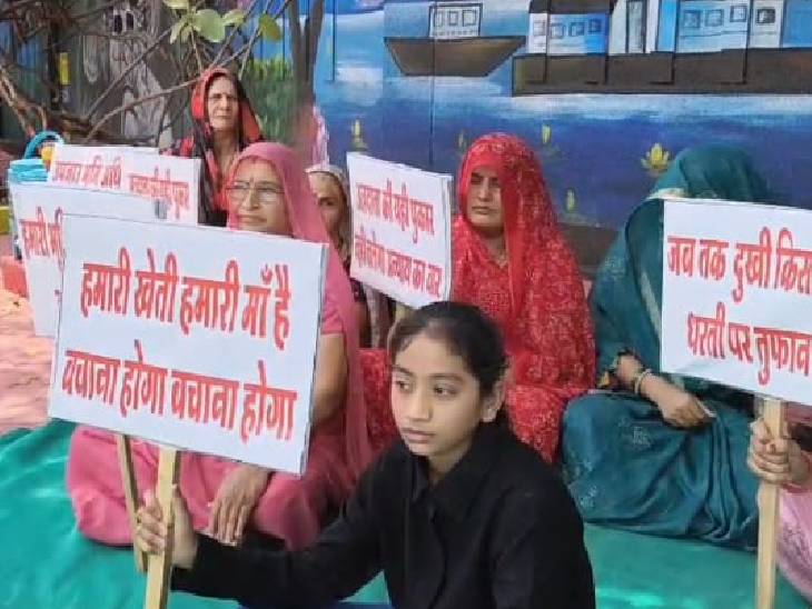 विरोध प्रदर्शन में महिलाएं और लड़कियां भी हिस्सा ले रही हैं.