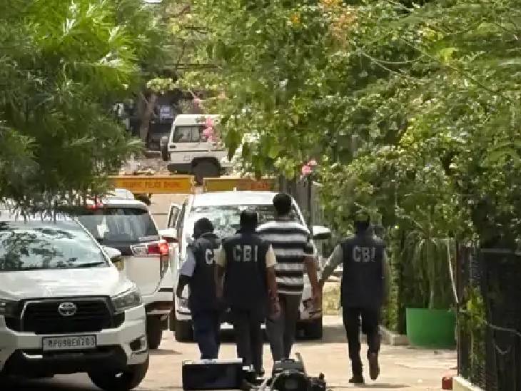 सीबीआई टीम सीन रीक्रिएशन के बाद वापस लौट गई।