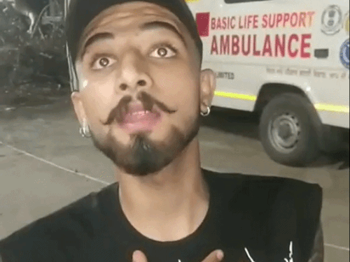 मामले की जानकारी देता युवक।
