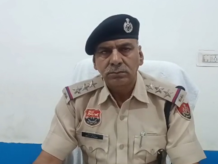 घटना के बारे में बताते पूंडरी थाना एसएचओ शिवकुमार