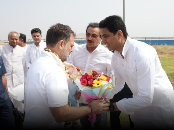 किशनगढ़ विधायक विकास चौधरी ने राहुल गांधी को फूलों का गुलदस्ता भेंट किया। इस दौरान अशोक गहलोत और सचिन पायलट भी मौजूद थे।