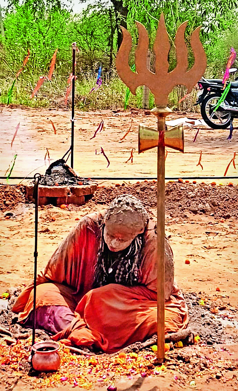Guru Maa Sanyogta of Yamraj Dham sat on a 21-day Panch Dhuna penance.