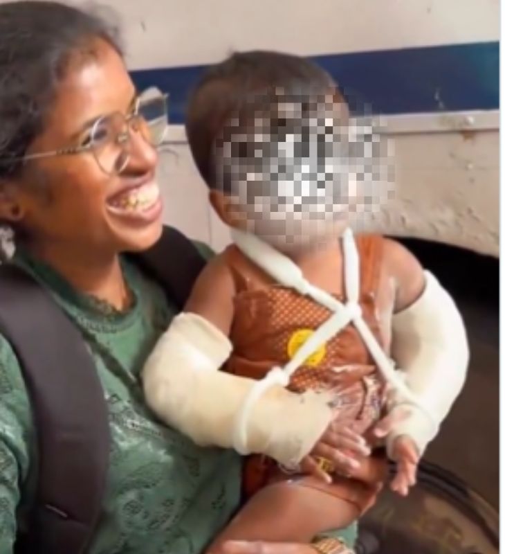 वीडियो में मां बच्चे को गोद में लेकर हंस रही थी.