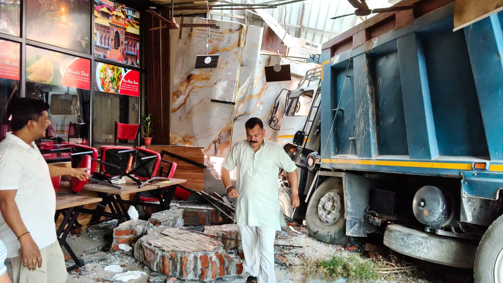 टक्कर के बाद डंपर ढाबे के अंदर घुस गया।