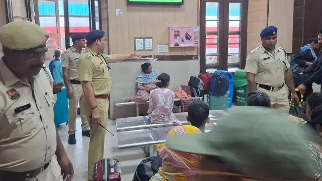 अंबाला में रेलवे स्टेशन पर सुरक्षा व्यवस्था कड़ी कीर दी गई है।