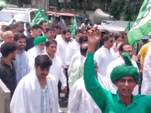 शहर में नारेबाजी करते हुए इनेलो कार्यकर्ता।