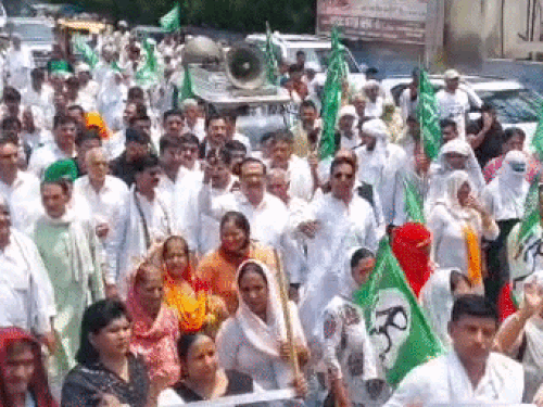 शहर में विरोध प्रदर्शन करते हुए इनेलो कार्यकर्ता।