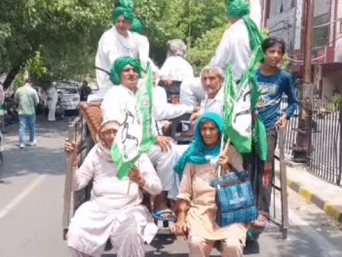 विरोध प्रदर्शन के दौरान चलते हुए कार्यकर्ता।