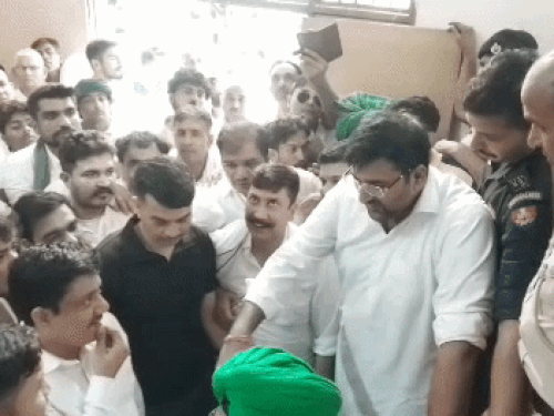 सीटीएम को अपने पास बुलाते हुए विधायक अर्जुन चौटाला।
