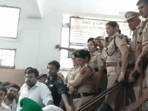 इनेलो विधायक को ऊपर चढ़ने से रोकने के लिए तैनात महिला पुलिसकर्मी।