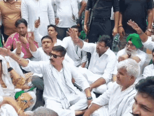 रोड पर बैठकर जाम लगाते हुए इनेलो कार्यकर्ता।