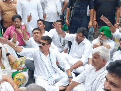 रोड पर बैठकर जाम लगाते हुए इनेलो कार्यकर्ता।