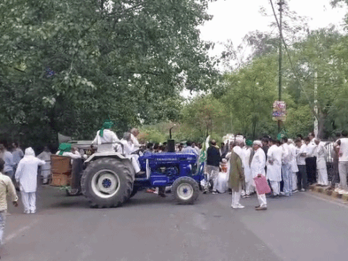रोड पर ट्रैक्टर खड़ा कर जाम लगाते इनेलो कार्यकर्ता।