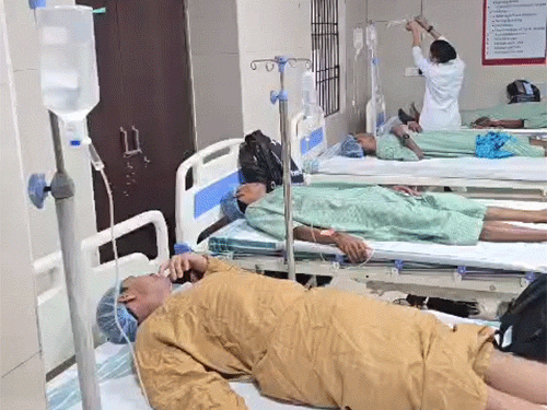 34 पूर्व नक्सलियों का महारानी अस्पताल में नसबंदी रिवर्सल सर्जरी की गई।