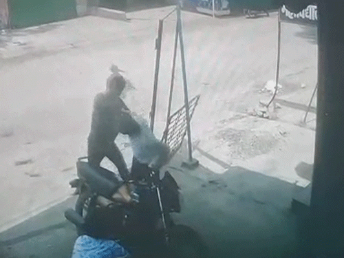 गैरेज में आरोपी युवक ने चाकू से एक के बाद एक 6 वार किए।
