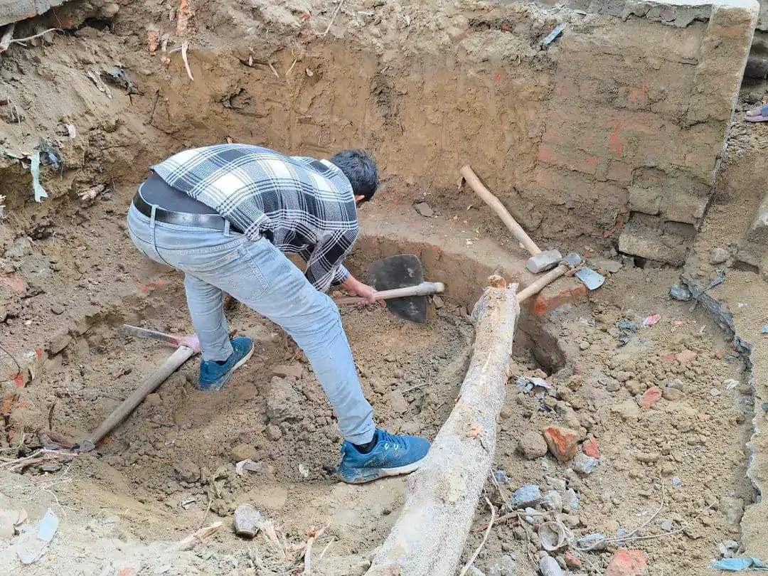 इसी कुएं में दंगाइयों ने दुकानदार रामशरण रस्तोगी की हत्या कर फेंक दिया था। उनके परिवार ने इसी कुएं पर स्मारक बनाने की मांग की थी।