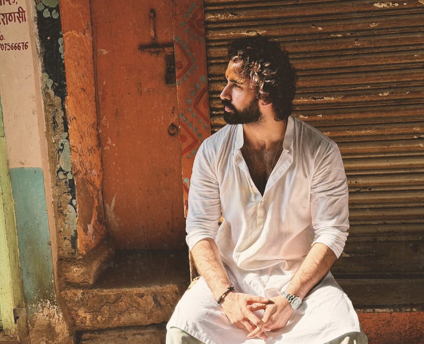 वाराणसी की सड़कों पर घूमते नजर आए.