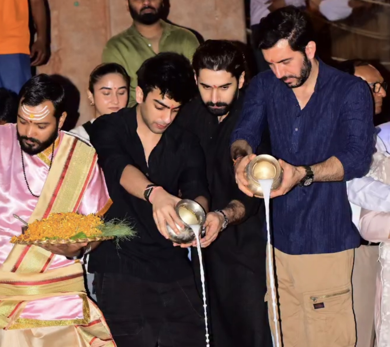 टीम ने मां गंगा की भी पूजा की और आशीर्वाद मांगा
