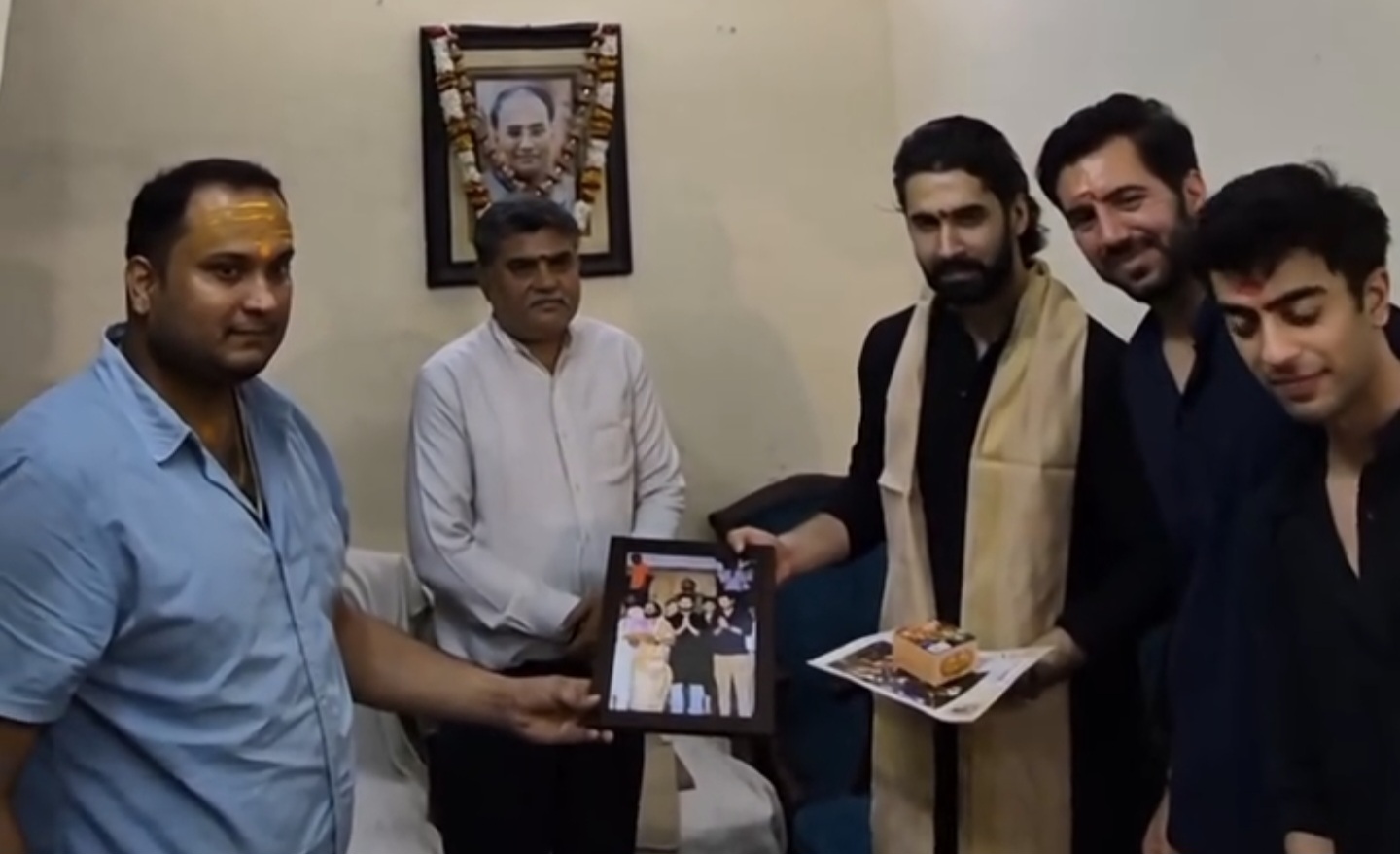 गंगा सेवा निधि ने अभिनेता का स्वागत किया.