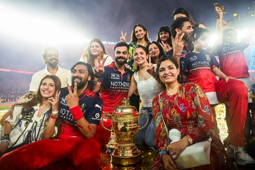 विराट-अनुष्का ने IPL ट्रॉफी के साथ फोटो खिंचवाई थी।