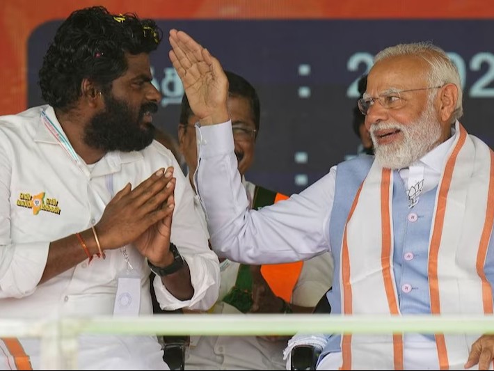 पीएम नरेंद्र मोदी से आशीर्वाद लेते हुए अन्नामलाई। (फाइल फोटो) - Dainik Bhaskar