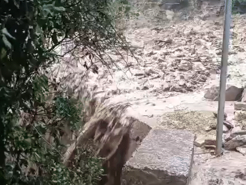 रस्त्यांवरून पाण्यासोबत ढिगारे वाहत आहेत.