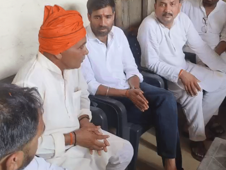 एनएसयूआई के राष्ट्रीय अध्यक्ष विनोद जाखड़ परिवार को सांत्वना देने उनके घर पहुंचे थे