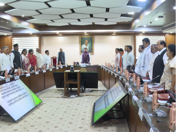 कैबिनेट ने स्वामित्व योजना में जमीनों का मालिकाना हक देने के लिए अब रजिस्ट्री कराकर देने का निर्णय किया है।