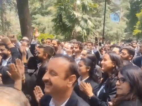 राज्य सचिवालय के बाहर प्रदर्शन करते हुए एडवोकेट।