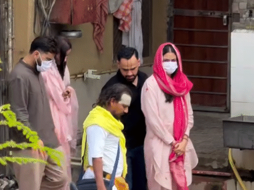 आश्रम में संत प्रेमानंद महाराज के शिष्यों ने विराट और अनुष्का की अगवानी की।