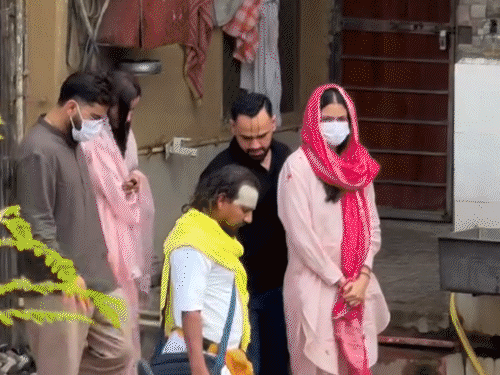 विराट कोहली, पत्नी अनुष्का शर्मा के साथ मंगलवार को वृंदावन पहुंचे। - Dainik Bhaskar
