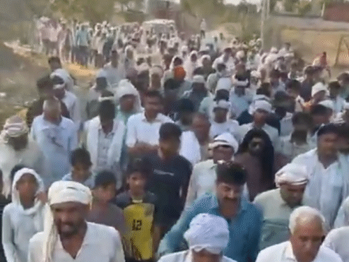 जवान की अंतिम यात्रा में बड़ी संख्या में लोग जुटे।
