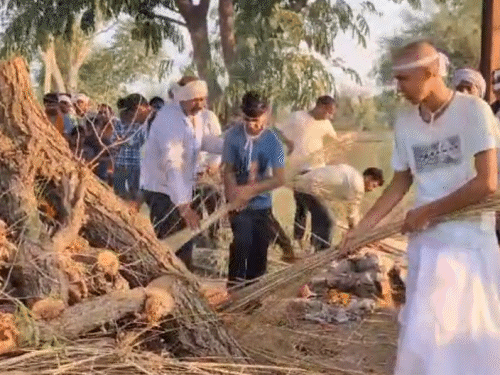 बेटे हिमांशु ने पिता के पार्थिव देह को मुखाग्नि दी।