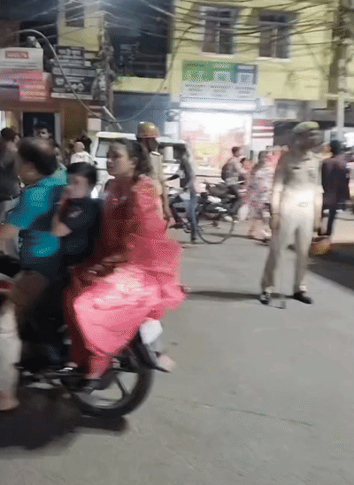 4 शव मिलने की सूचना से इलाके में हड़कंप मच गया। स्थिति को देखते हुए एहतियातन पीएसी तैनात की गई।