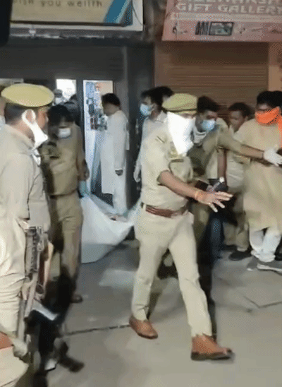 पुलिस को अभिषेक का शव मकान के ग्राउंड फ्लोर पर बनी दुकान में मिला।