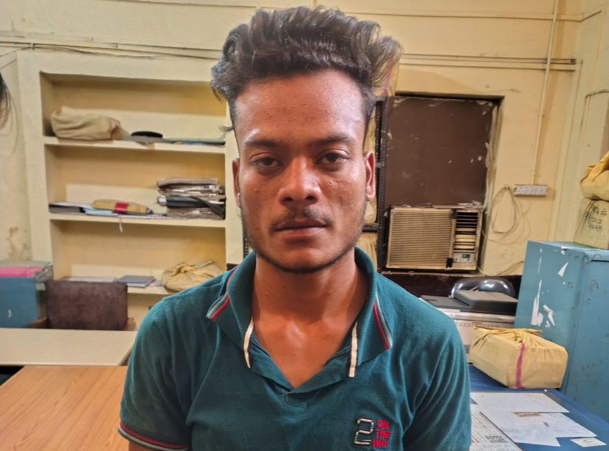 गिरोह का एक अन्य साथी आकाश माहौर है