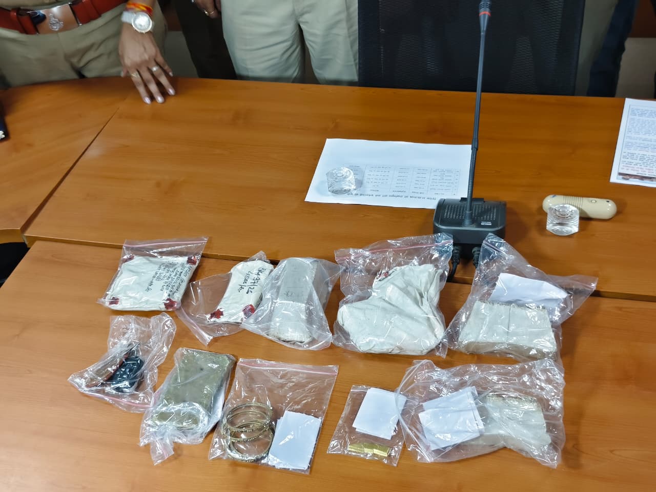पुलिस ने आरोपियों के पास से चोरी का माल बरामद कर लिया है