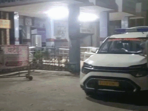 एक्सीडेंट के बाद घायलों को एंबुलेंस से लाया गया अस्पताल
