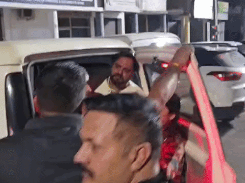 पंचकूला में देर रात की गई रेड के दौरान हिरासत में लिया गया आरोपी। उससे मिलने पहुंची उसकी पत्नी।