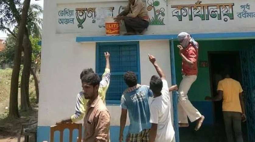 2011 में चुनाव जीतने के बाद TMC ने लेफ्ट के कई कार्यालयों पर कब्जा कर लिया था। ऐसे ही एक कार्यालय को कब्जे से छुड़ाने के बाद लेफ्ट पेंटिंग करवा रहा है।