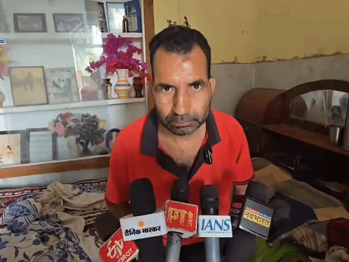 बबिता के पिता गोपाल पांडे जानकारी देते हुए।