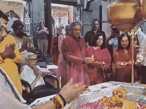 The Chief Election Commissioner held his father Dr. Subodh Kumar's hand and performed the aarti. He stayed in the temple for 45 minutes.