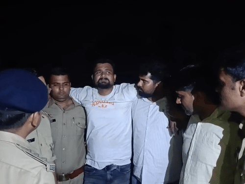 आरोपी ने बताया कि उसने रॉकी को पहले गोली मारी फिर शव के टुकड़े कर धड़ खेत में नमक डालकर दफना दिया और सिर नहर में फेंक दिया।