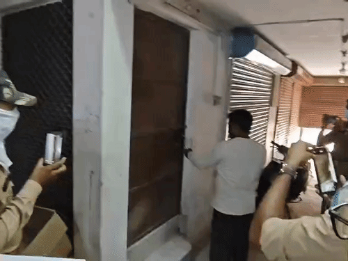 पुलिस ने दरवाजा तोड़कर चारों शवों को बाहर निकाला।
