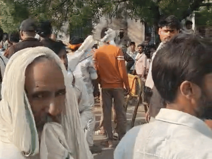 शव रखकर करीब डेढ़ सौ लोग धरना प्रदर्शन कर रहे हैं।