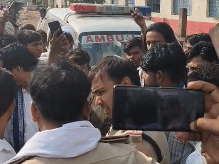 प्रदर्शन के दौरान प्रशासन की टीम लोगों को समझाने पहुंची।