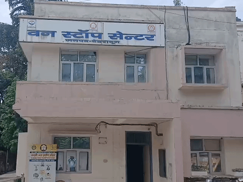 एक जोड़ा वन स्टॉप सेंटर में परामर्श ले रहा है।