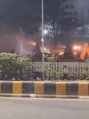 प्रशासनाने मशीद पाडण्यासाठी 5 बुलडोझर लावले होते.