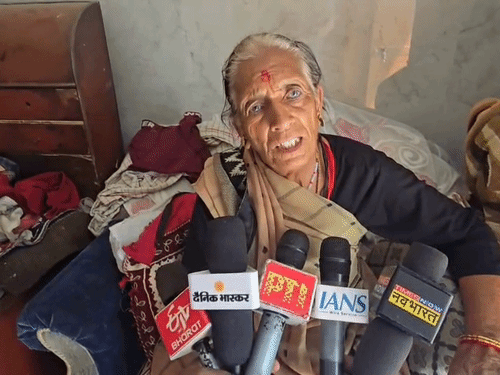 बबिता की दादी लक्ष्मी पांडे जानकारी देते हुए।