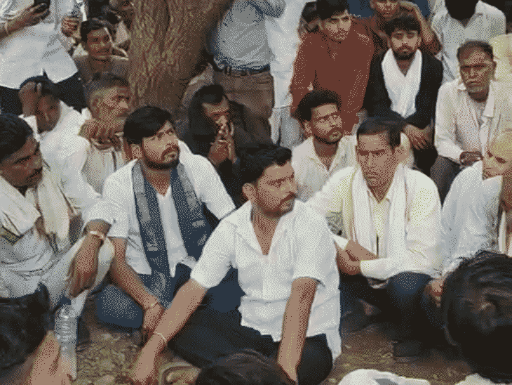 पुलिस अधिकारी ने प्रदर्शनकारी को समझाइश देने की कोशिश की।
